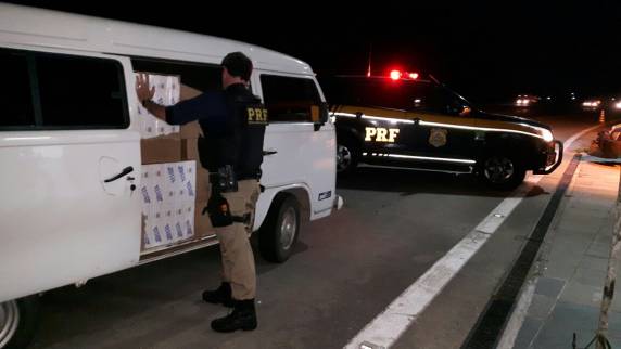Operação conjunta entre PRF e
Receita Federal apreende mais de 40 mil maços de cigarros contrabandeados - foto 3
