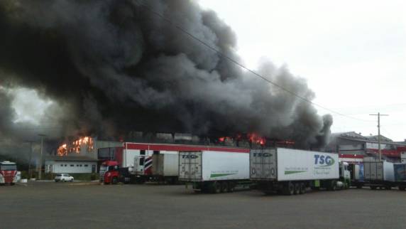Incêndio atinge empresa em Nova Santa Rita - foto 5
