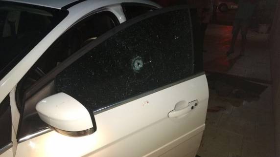 Segundo polícia, homem abordou policial quando ele entrava de carro em casa