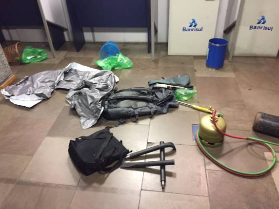 Criminosos foram surpreendidos em agência do Banrisul na Avenida Cristóvão Colombo, na 

Zona Norte. Com eles, foram apreendidos materiais que seriam utilizados no crime