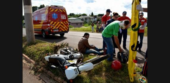 Acidente entre
carro e moto deixa dois feridos em São Miguel do Oeste - foto 4