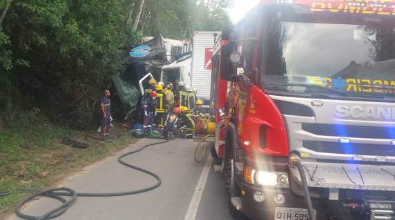 Ao
menos 8 morrem após acidentes em rodovias de SC no feriadão de Páscoa - foto 3