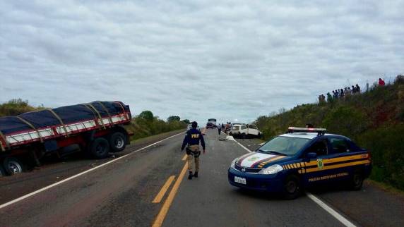 Condutor de Uno, de 27 anos, morreu ao colidir carro em carreta nesta terça-feira (18). Caminhoneiro sofreu lesões leves e foi encaminhado para o hospital 

de Lagoa Vermelha
