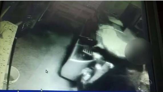 Adolescente de 16 anos confessou o crime. Imagens da câmera de segurança mostram a ação