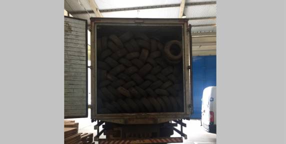 Carga teria sido 

contrabandeada do Paraguai para abastecer empresa de remoldagem na Grande Florianópolis