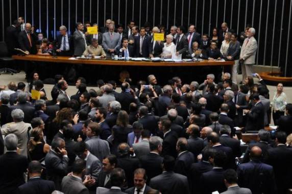 Manobra da base aliada, costurada um dia após o plenário recusar requerimento semelhante, obriga celeridade na 

tramitação da proposta