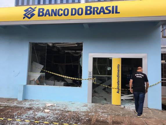 Bandidos explodem agência bancária em
Boqueirão do Leão - foto 3