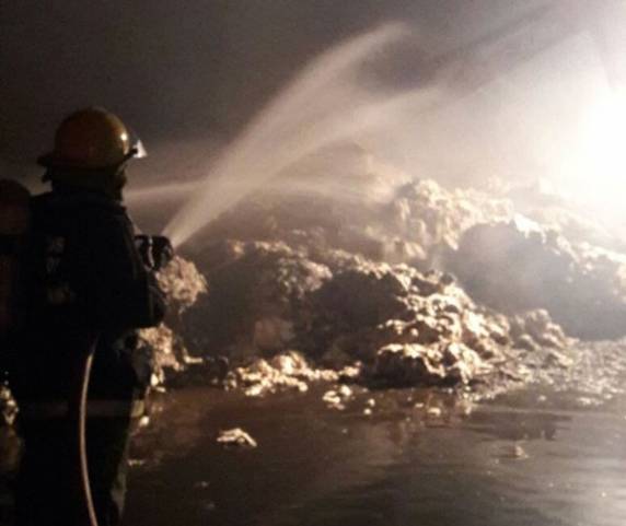 Incêndio de grandes proporções destrói depósito de indústria têxtil em Gaspar - foto 2