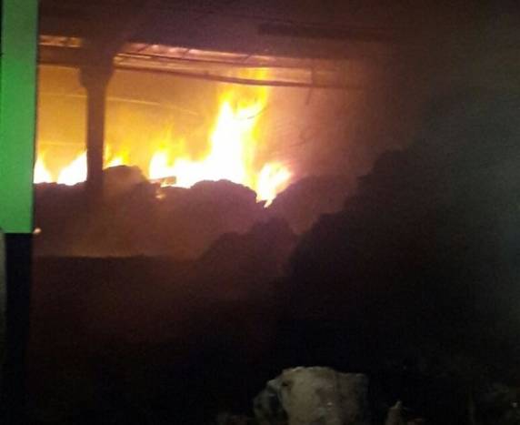 Incêndio de grandes proporções destrói depósito de indústria têxtil em Gaspar - foto 3