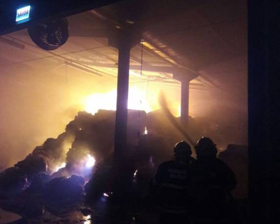 Cinco 

caminhões de bombeiros consumiram 120 mil litros de água para controlar as chamas