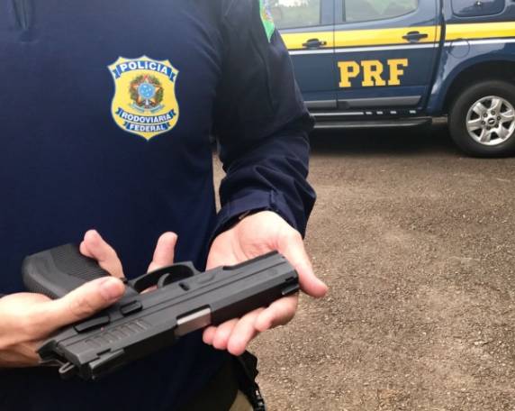 O homem não tinha antecedentes e a arma estava em seu nome, 

porém não possui porte para o uso