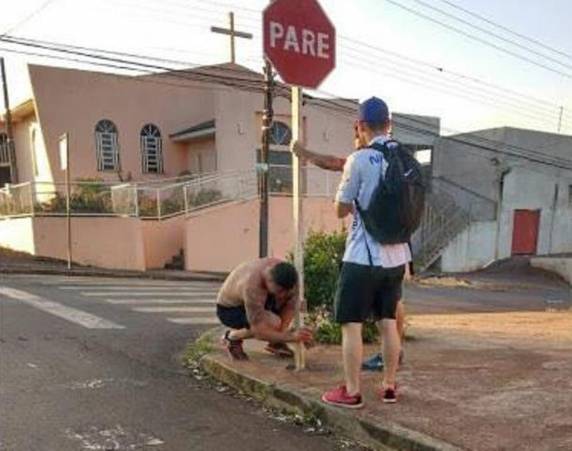 Suspeitos de arrancar placas 

de trânsito, jovens são obrigados pela PM a recolocarem - foto 3
