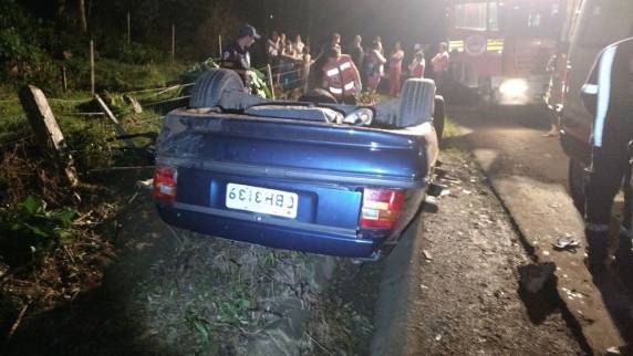 Bombeiros precisaram levantar carro para retirar corpo; passageiro teve ferimentos leves