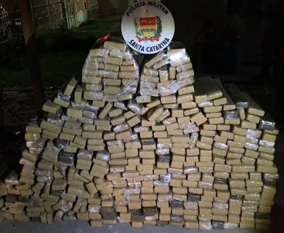 Operação prendeu sete pessoas e também apreendeu 4 veículos, R$ 20 mil, 11 celulares e 327,5 quilos de maconha