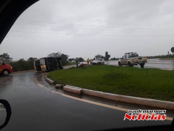 Van tomba depois de colidir com automóvel em Santa Rosa - foto 3
