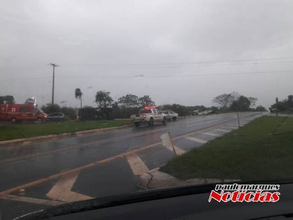 Van tomba depois de colidir com automóvel em Santa Rosa - foto 4