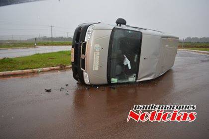 Van tomba depois de colidir com automóvel em Santa Rosa - foto 2