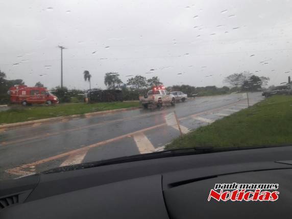 Van tomba depois de colidir com automóvel em Santa Rosa - foto 5