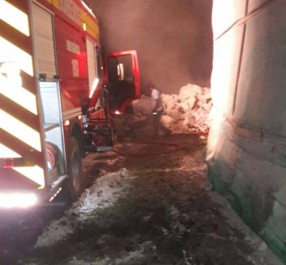 Fogo começou no motor de equipamento e se alastrou por fardos de algodão