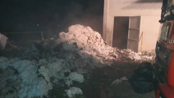 Incêndio destrói parte de galpão de indústria têxtil em Gaspar - foto 2