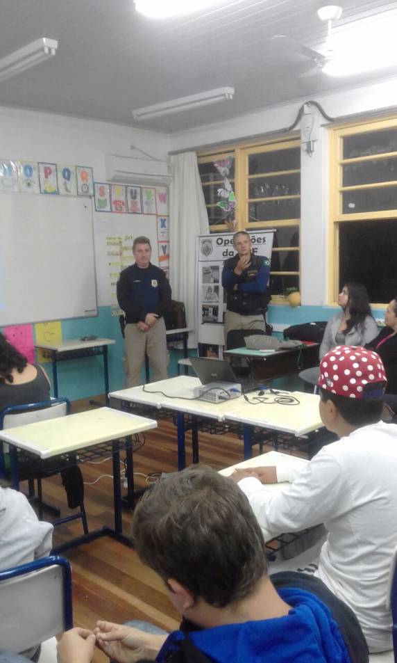 PRF realiza trabalhos
de educação para o trânsito em Escolas de Ijuí - foto 2