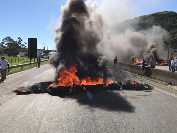 Rodovia foi interditada em ambos sentidos na altura do km 112 nesta quinta-feira (27)
