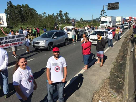 Pescadores fazem protesto e bloqueiam a BR-101 em Itajaí - foto 2