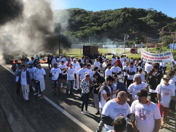 Pescadores fazem protesto e bloqueiam a BR-101 em Itajaí - foto 3