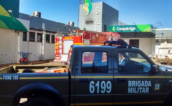 Rápida ação dos Bombeiros controla incêndio no mercado da Coopatrigo - foto 2