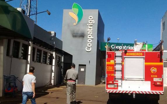 Rápida ação dos Bombeiros controla incêndio no mercado da Coopatrigo - foto 3