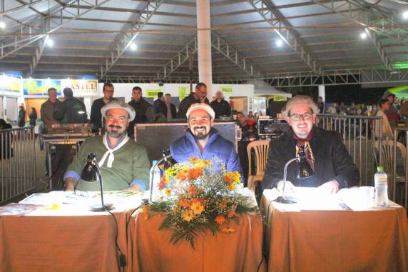 Festival da Canção Nativa Flor de Maio: um espetáculo nativista - foto 3