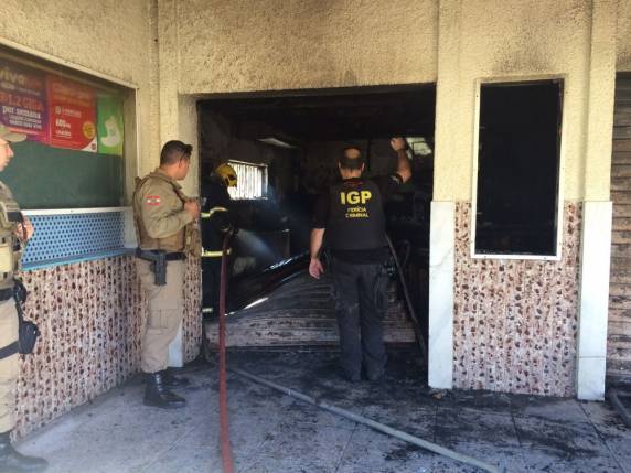 Hóspedes pularam janelas em incêndio em hotel de Braço do Norte e
vítimas morreram asfixiadas, segundo bombeiros - foto 2