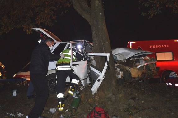 Pai das crianças dirigia o veículo na noite de sábado 

em Presidente Castello Branco. Mãe ficou presa nas ferragens