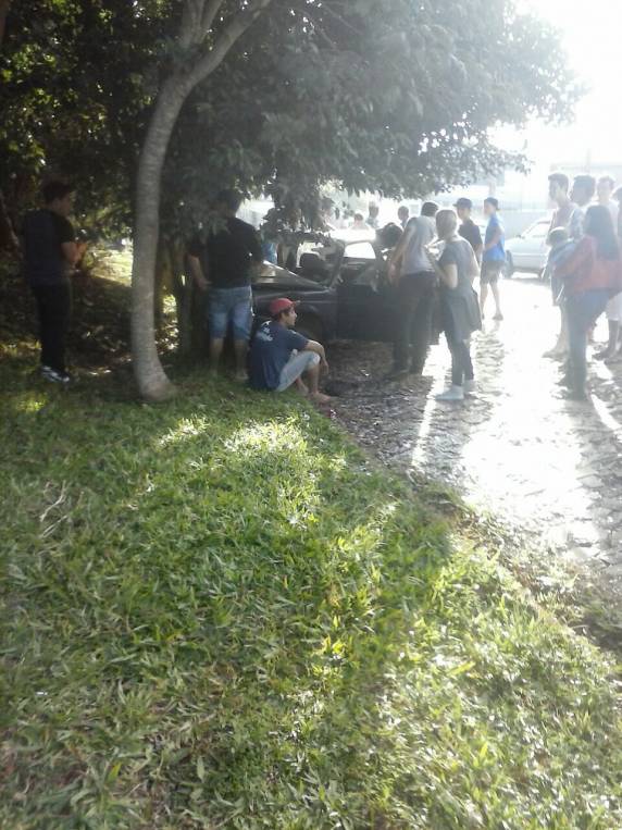 Colisão de automóvel com árvores no bairro Lambari deixa feridos, em Ijuí - foto 3