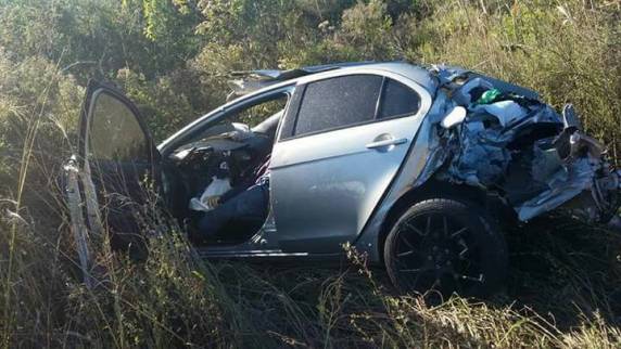 Conforme a Polícia Rodoviária Federal, veículos bateram de frente na BR-153 neste domingo (30)