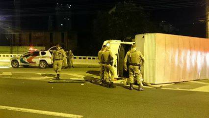 Caminhão capota após
perseguição na BR-101, em Balneário Camboriú, SC - foto 3