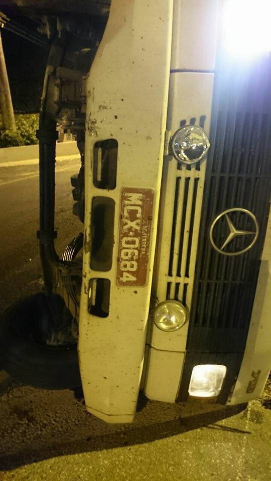 Caminhão capota após
perseguição na BR-101, em Balneário Camboriú, SC - foto 4