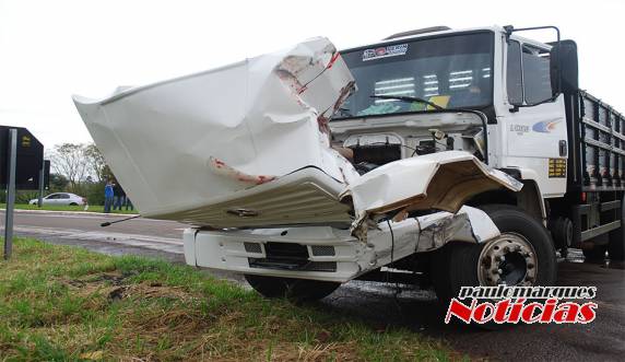 Caminhão
colide em carreta no trevo da BR 472 em Três de Maio - foto 7