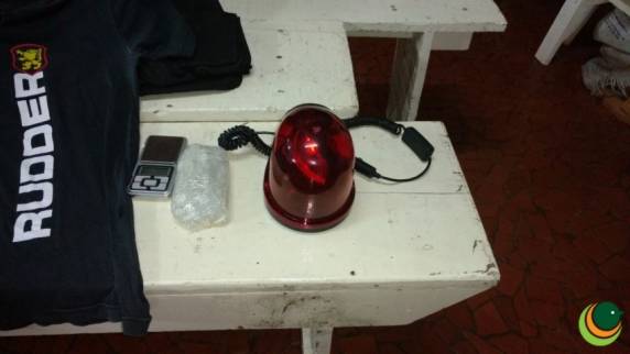 Assaltantes que se vestiam de policiais são presos
pela DEFREC - foto 2