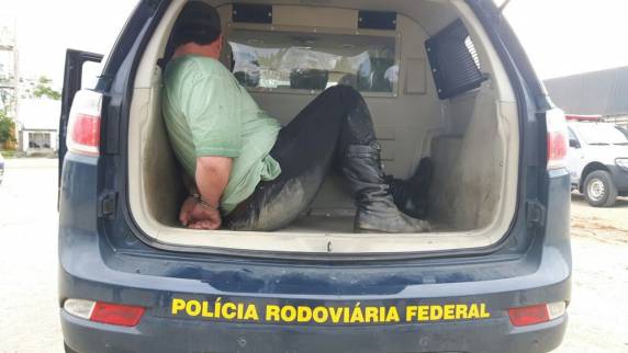 Carreta é apreendida em posto de combustíveis na BR-101 com milhares de cigarros contrabandeados - foto 2