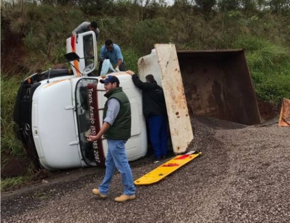 Acidente entre dois caminhões deixa um ferido na BR-285 - foto 2