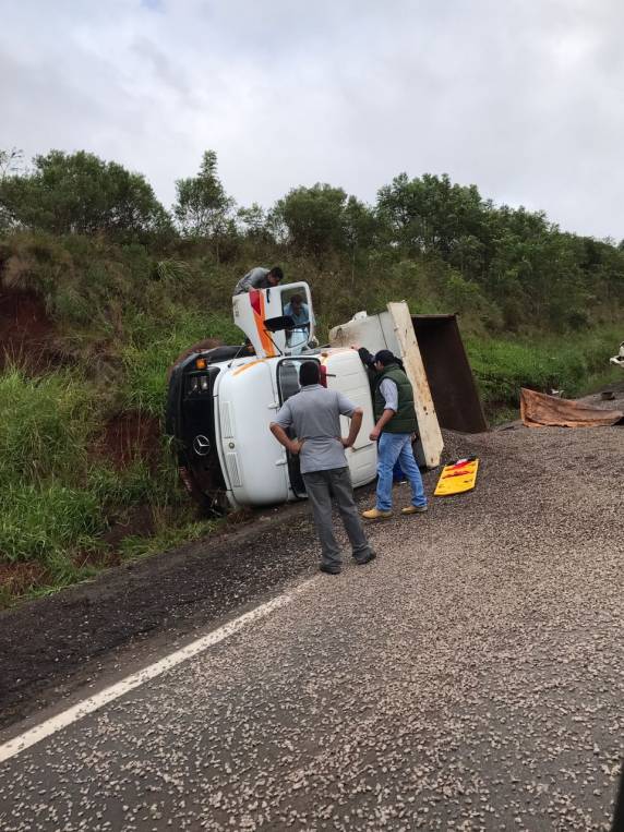 Acidente entre dois caminhões deixa um ferido na BR-285 - foto 3