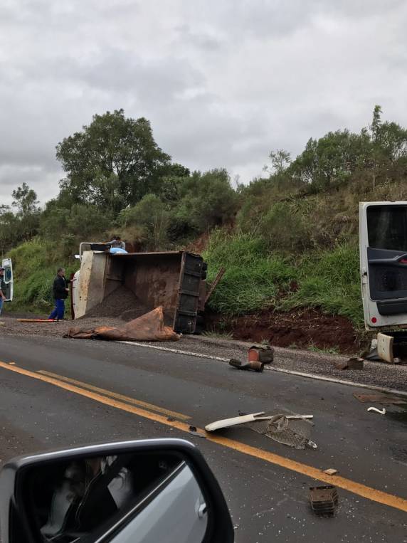 Acidente entre dois caminhões deixa um ferido na BR-285 - foto 4