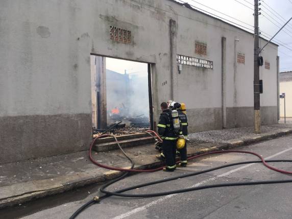 Fogo atingiu depósito de 

móveis no Centro da cidade por volta das 12h desta quarta (10). Segundo bombeiros, vítima seria motorista