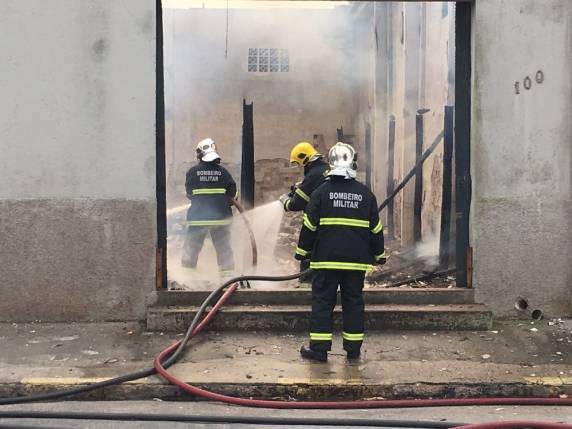 Fogo atingiu depósito de 

móveis no Centro da cidade por volta das 12h desta quarta (10). Segundo bombeiros, vítima seria motorista