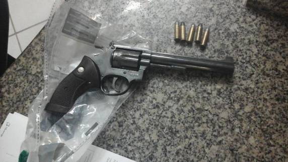Ele fazia tráfico de drogas na cidade quando foi surpreendido pelos policiais. Na época do 

latrocínio, ele tinha 17 anos e matou mulher de 36