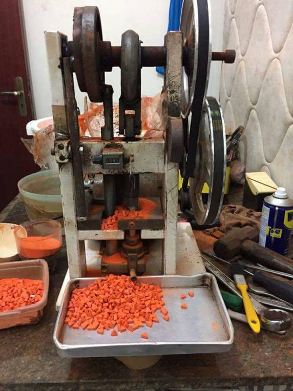 Polícia Civil descobre laboratório de
ecstasy utilizado por quadrilha em Florianópolis - foto 6