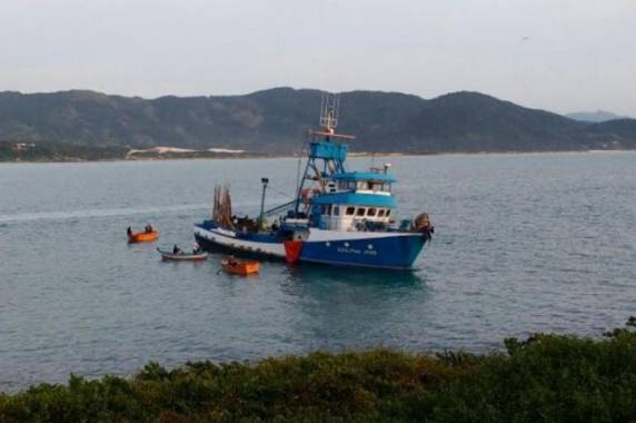 Embarcação encalhou próximo do Costão na praia do vigia, em Garopaba