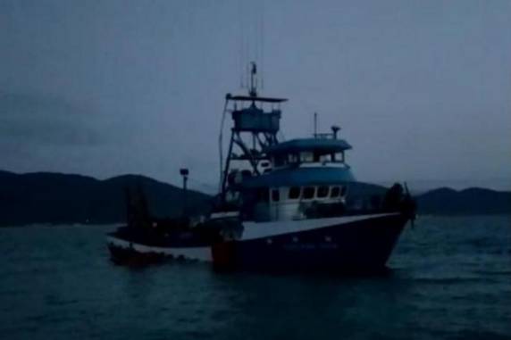 Embarcação encalhou próximo do Costão na praia do vigia, em Garopaba