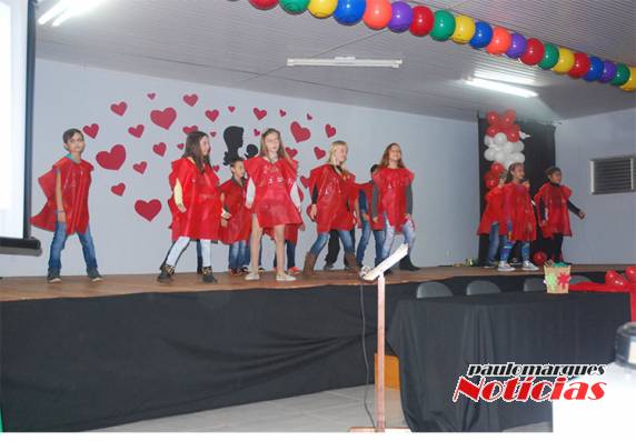 Noite de homenagens as mães na Escola Germano
Dockhorn - foto 2